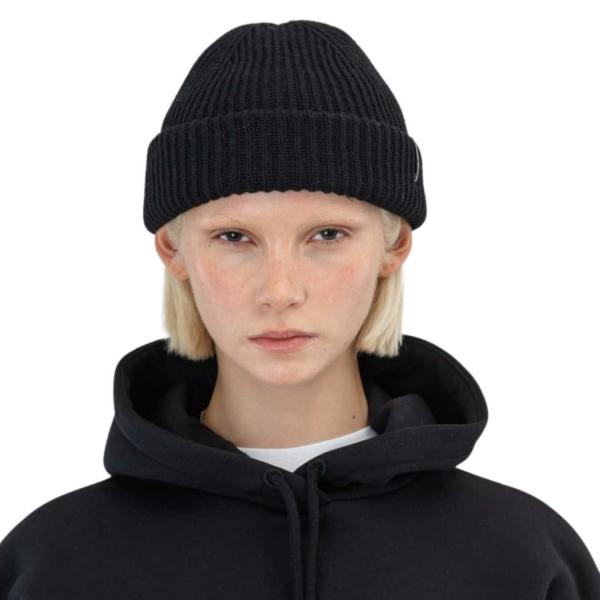 BEYOND MEDALS SHORT BEANIE BLACK